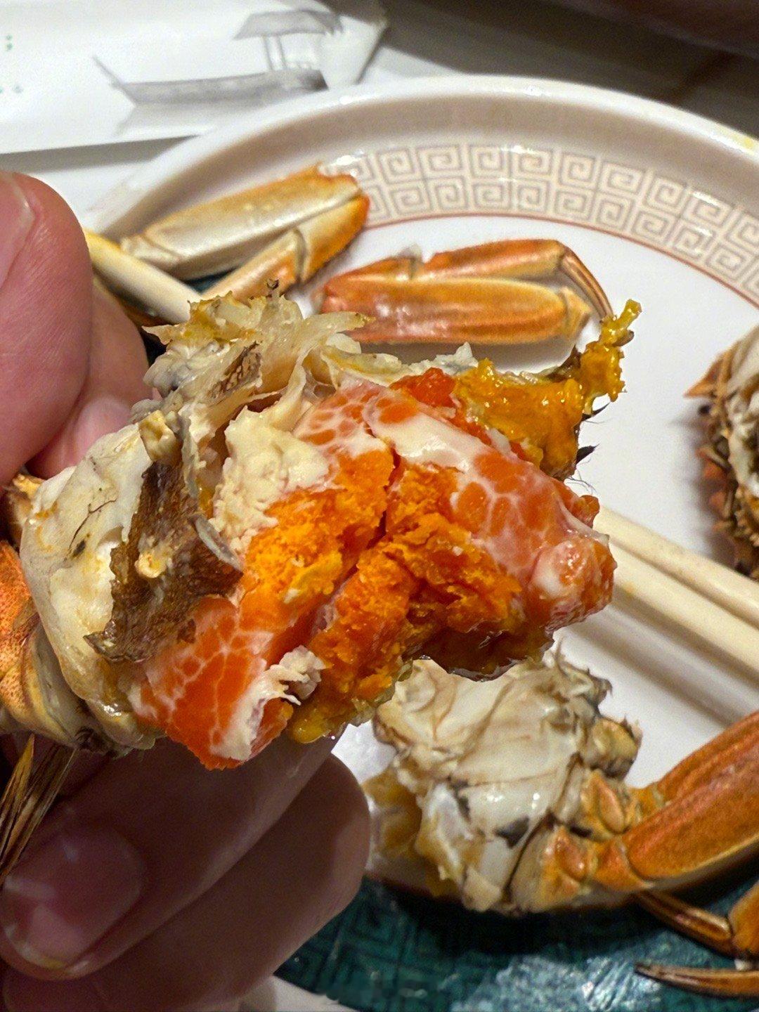 吃到了寄来的阳澄湖大闸蟹，这也太顶级了，螃蟹就酒，越喝越有！