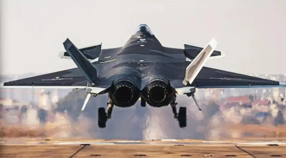 图1这个角度的歼-20战斗机还是第一次见，简直就是虎背熊腰、杀气腾腾！歼-2