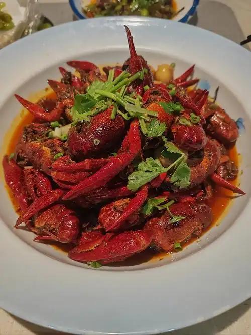 10、奋进江城共筑新篇来武汉品尝美食，一定不要错过美味的小龙虾🦞！如果说早