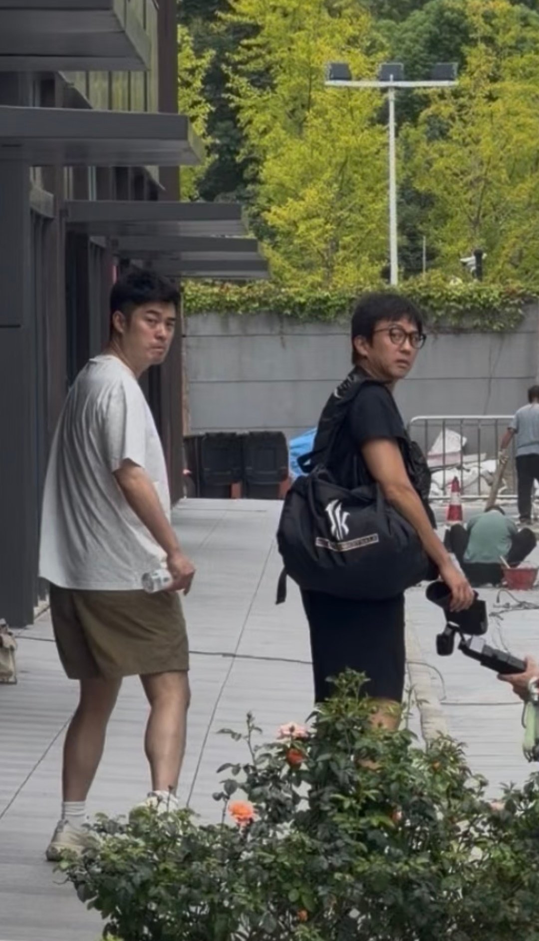 #邓超#最近这俩天天溜达被偶遇[笑着哭]​