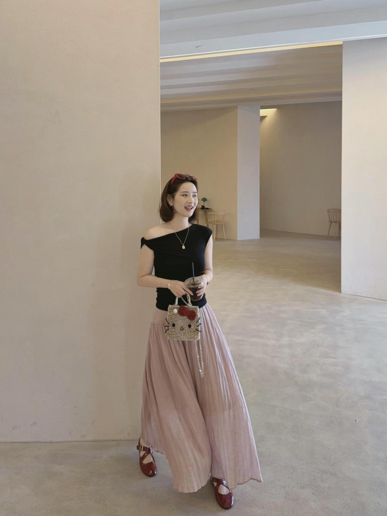 黑配粉超美呀！修身黑色斜肩上衣，恰到好处露出肩颈线条，温柔又带小性感。搭配烟粉