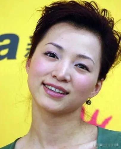 董卿在节目中谈到自己的母亲，她说，妈妈是理科生，所以她动手能力特别强。我们家原来