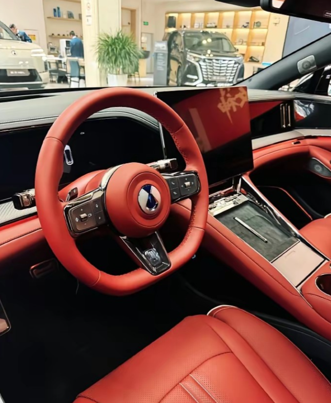 以前车企开发布会，PPT放得天花乱坠，车要等半年，充电桩还画在图纸上。现在比亚迪