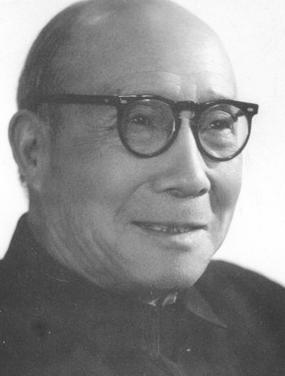 1974年，国庆节前，被关在秦城监狱的屈武，突然收到了毛主席的邀请：“来北京人民