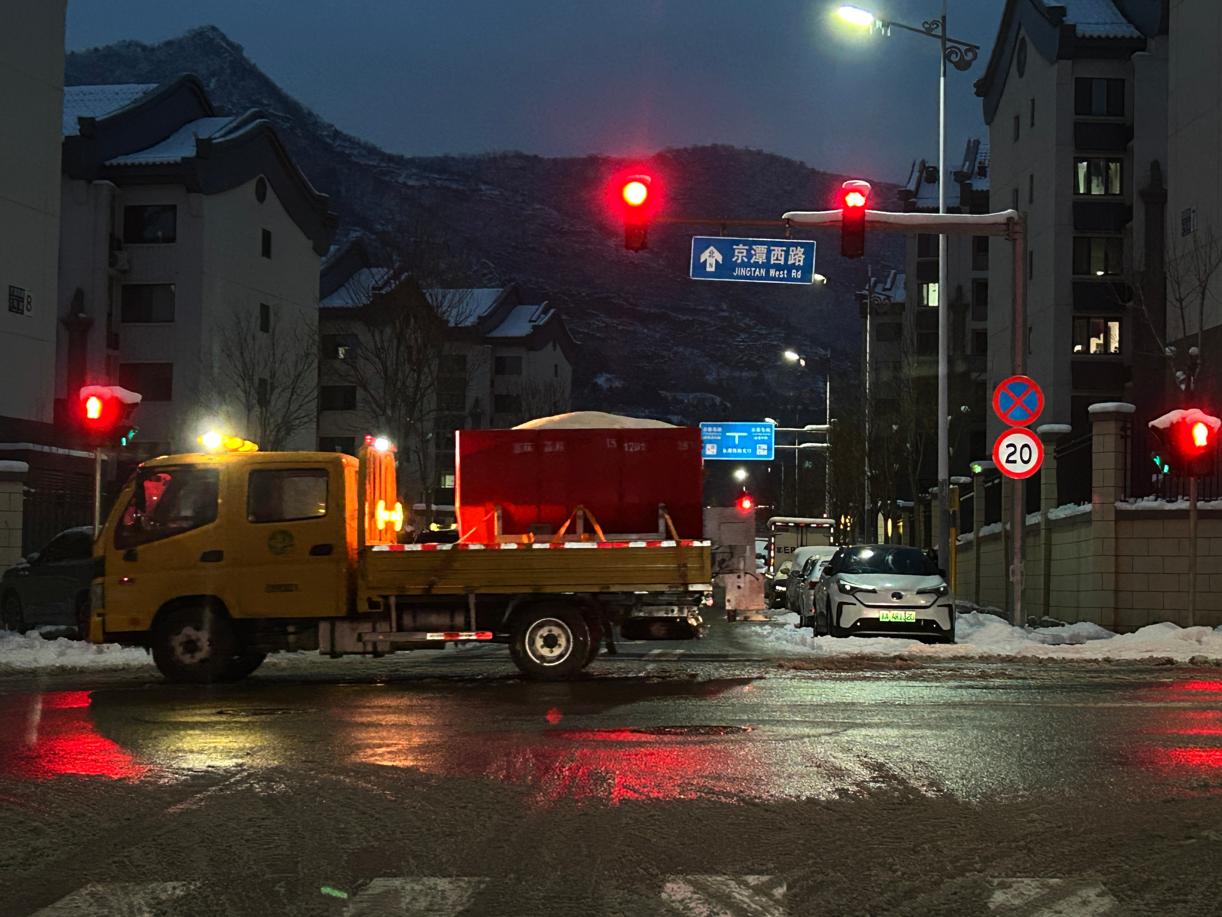 不是说不用融雪剂了吗？