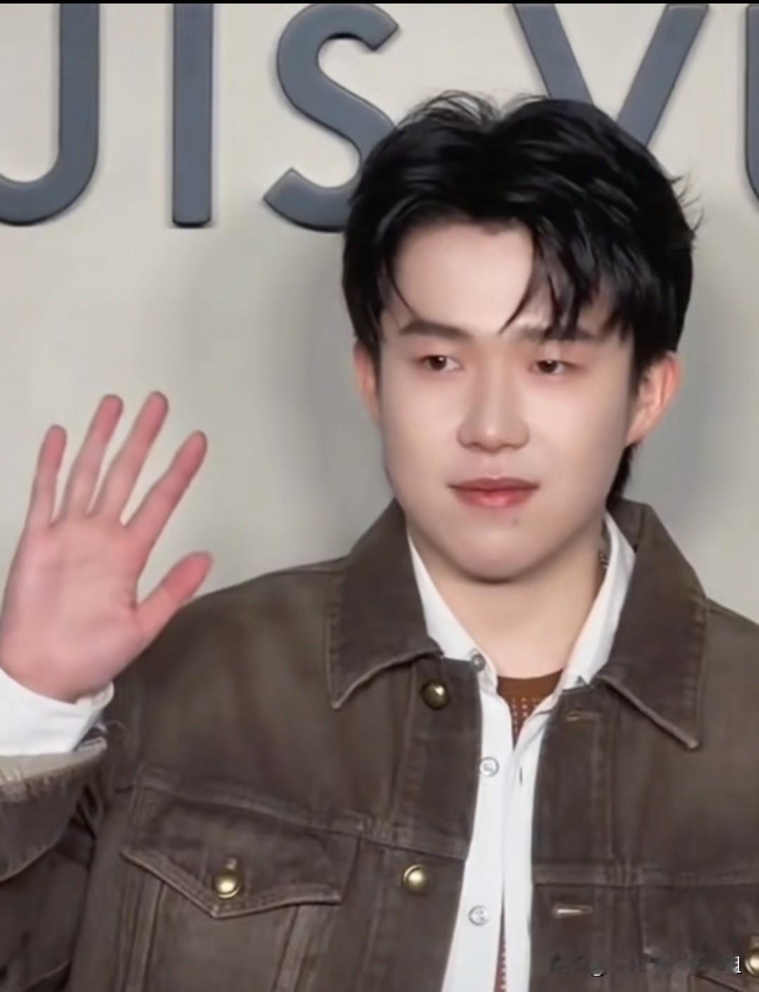 第一次见到你王楚钦这样穿搭，真是帅炸了。换成一个网友的话说就是他迷倒了众多男