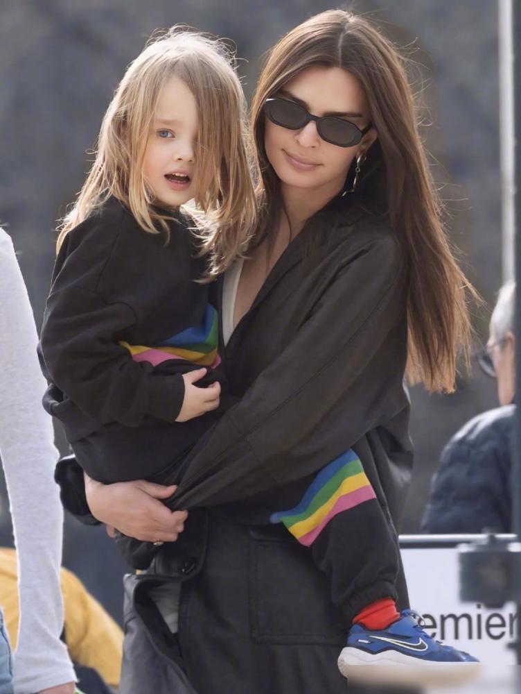 国际超模艾米丽带着儿子巴黎街头现身，可为啥当年她“晒娃”会被全球网暴？从儿