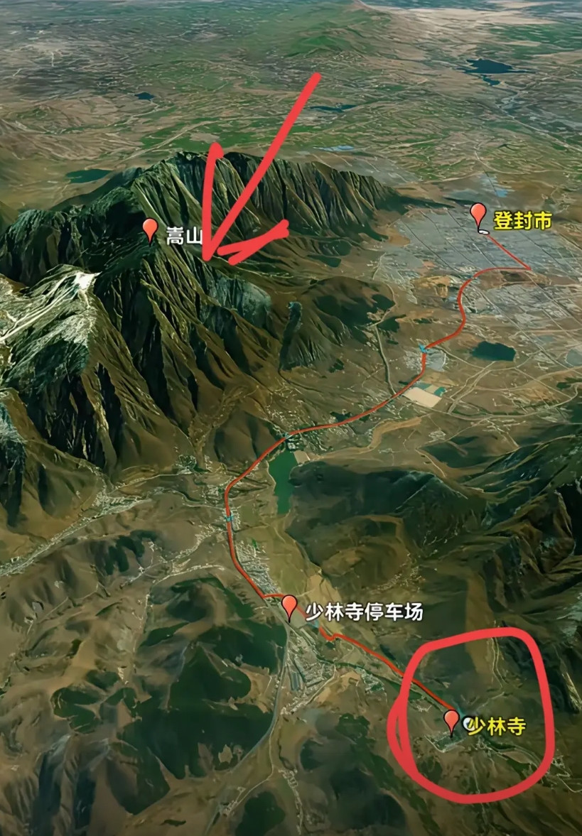 我一直以为少林寺是在我箭头指的那个嵩山上，原来是在少室山的山脚下，跟深山藏古寺这