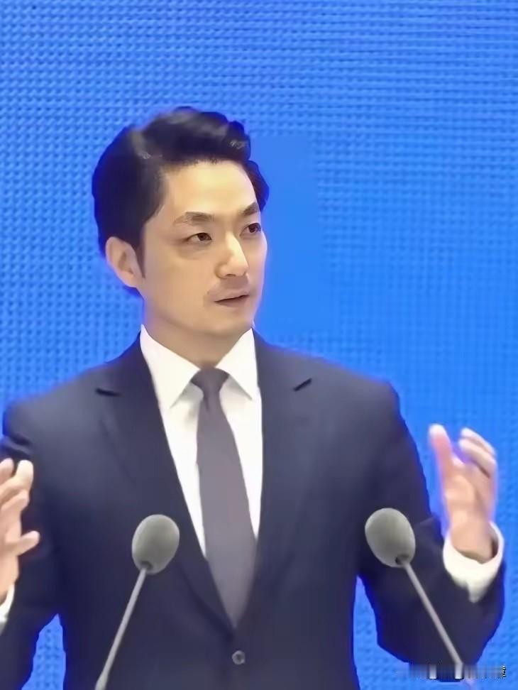 难怪蒋万安如此年轻，便成为了台北市长。他并没有听从爷爷蒋经国的话，还是踏上了从