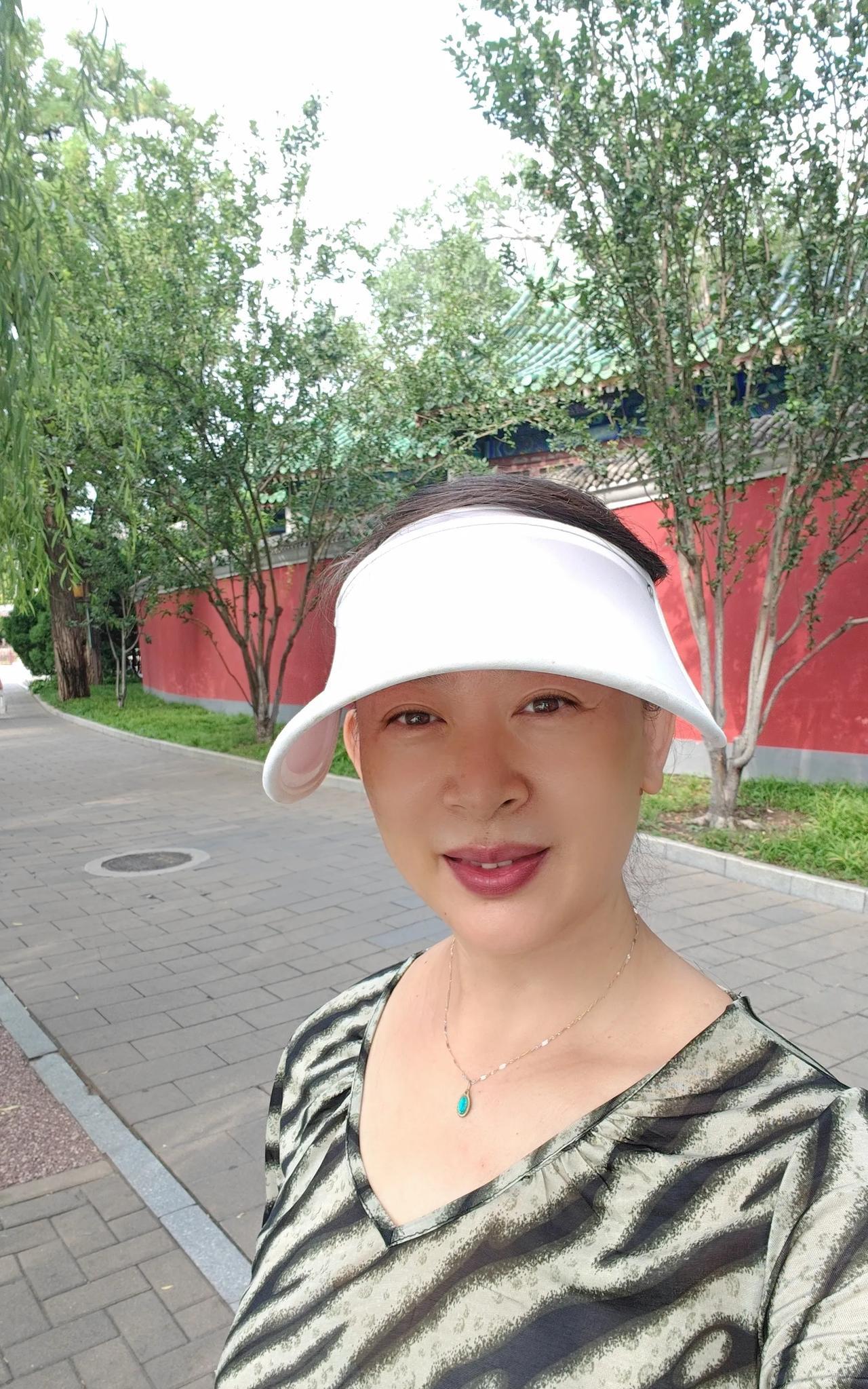 楼上的独居老人杨阿姨走了。最后一次见到她，离她走不到半个月。当时就觉得她脸色