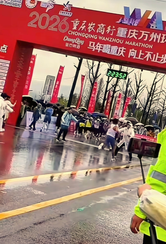 马拉松选手在终点冲刺时，心情充满了喜悦，若是作为冠军，冲线时喜悦更难以言表！若