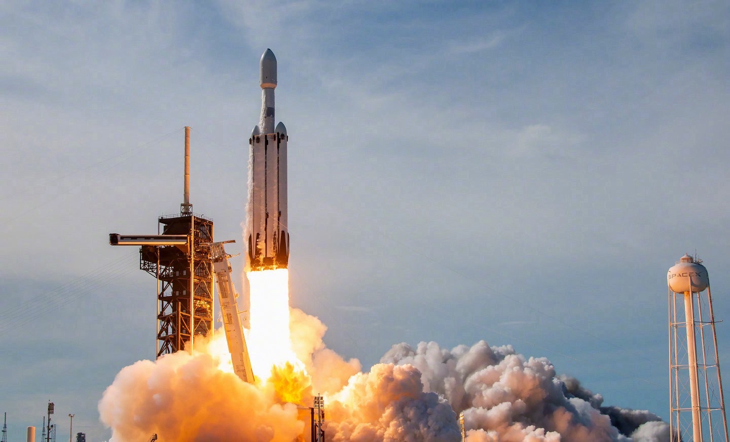 spacex猎鹰重型火箭北京时间4月27日22时21分，SpaceX将执行重型