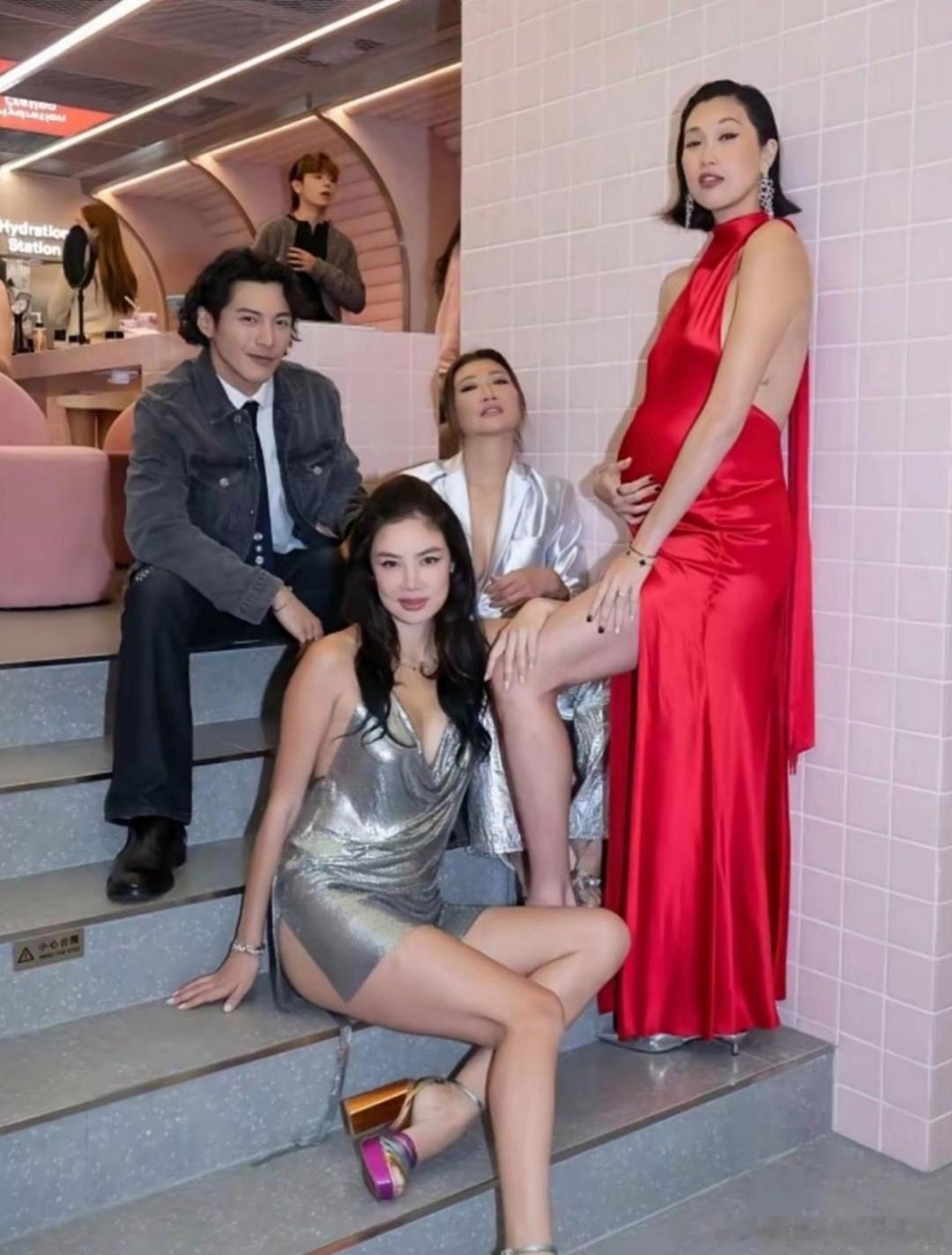 乐基儿的腿真的太漂亮了，修长流畅的线条完美踩中了大家的审美点。