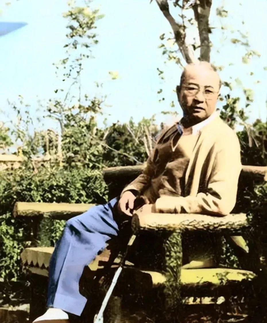 徐帅悲痛地说，他怎么走的那么早啊？！徐帅对陈赓大将不幸辞世深感惋惜。陈大将逝世