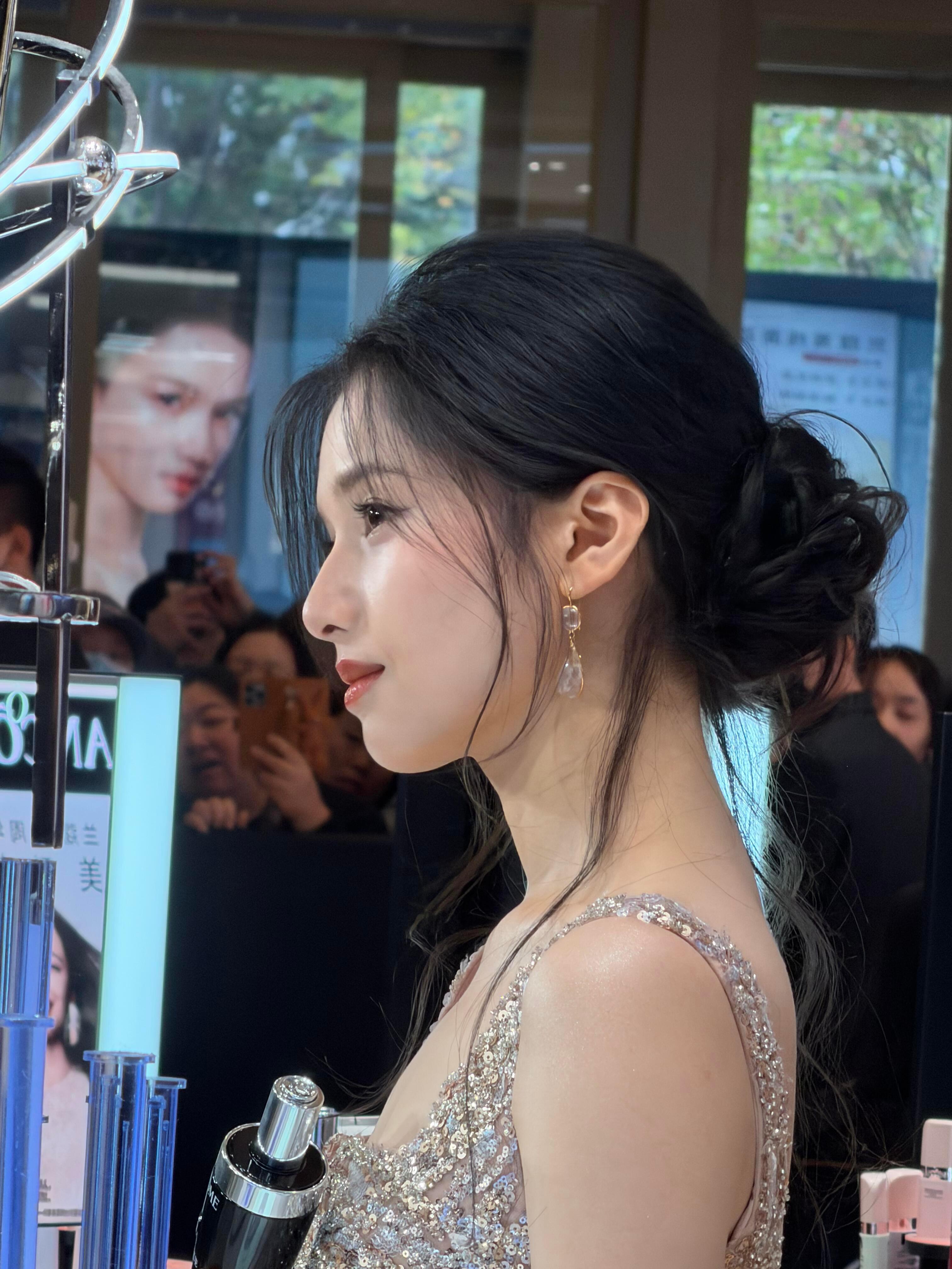 美貌不仅仅是跨越时代的更是流传于世的几千年以后的人类早期完美头骨标本….💫