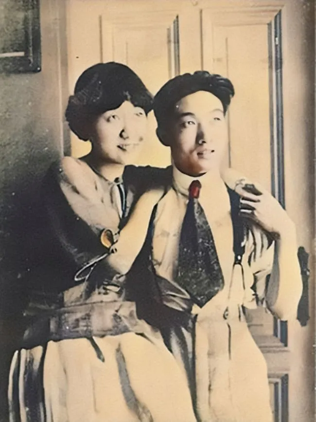 1912年，17岁的徐悲鸿被父母逼迫，不情愿地迎娶了16岁的妻子。徐悲鸿厌恶发妻