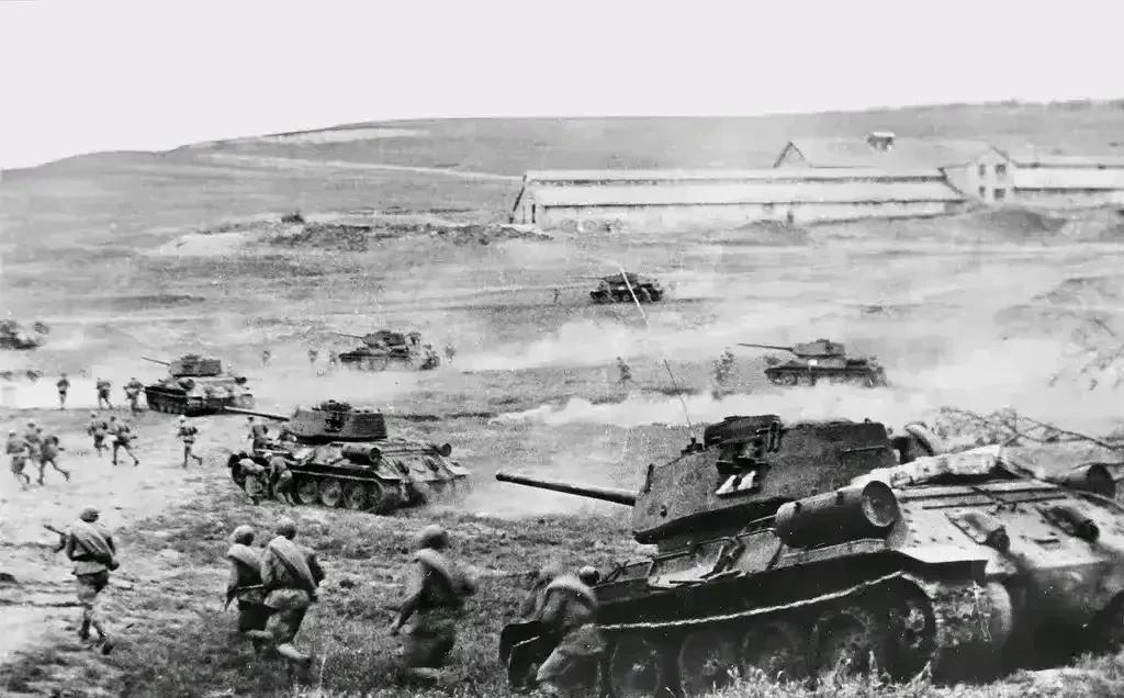 在东线战场上，苏德两军都惯用步兵和炮兵打开突破口，然后装甲部队向纵深挺进。这主要