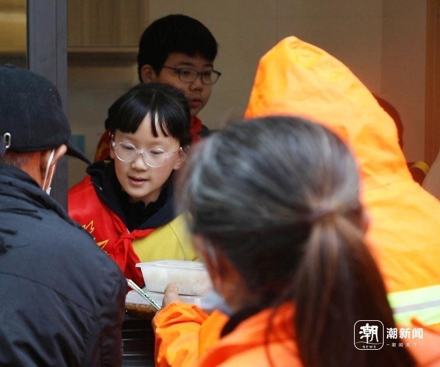 潮评丨冷风细雨, 挡不住一碗热乎饭的温度