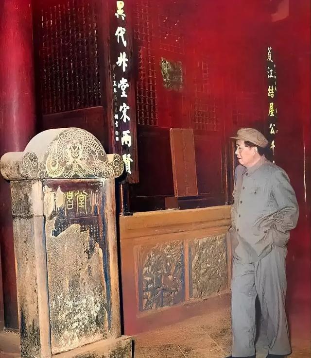 回望1958年3月7日，毛泽东游览了杜甫草堂，18天的成都会议，他竟然亲编二册诗