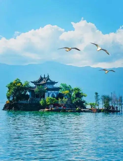 天凉快了想出去旅游了在大理丽江和桂林山水这两个景点之间犹豫不决：1，桂林山水甲