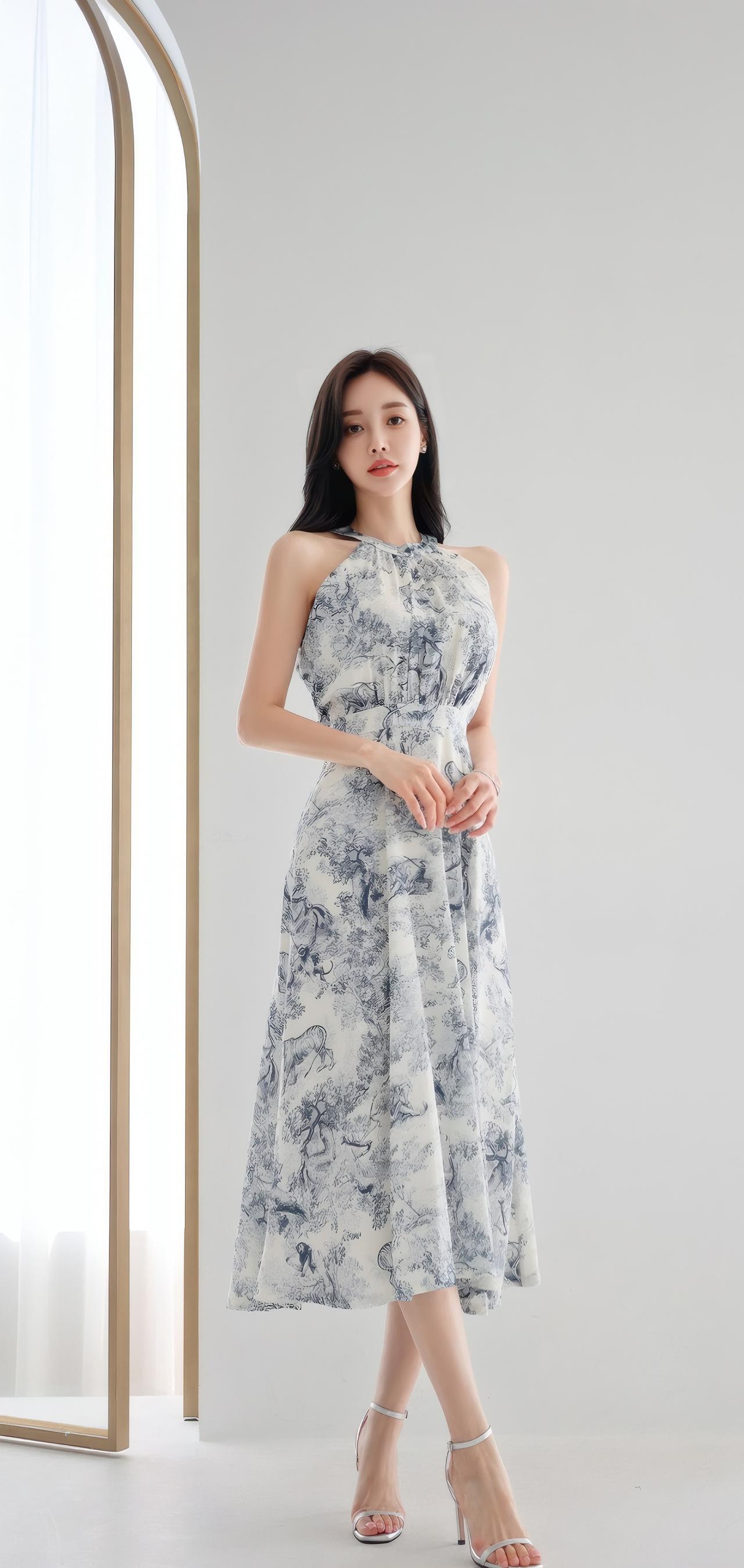 优雅蓝白印花连衣裙，清新自然，尽显女性魅力！