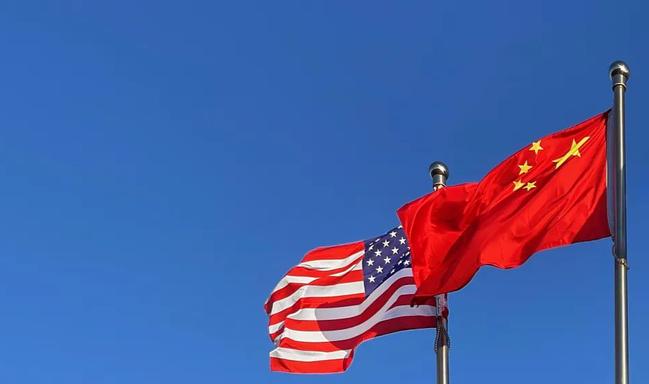 摩根大通的报告里有一个耐人寻味的对比：中国一直在囤积粮食、化肥、能源和工业金属；