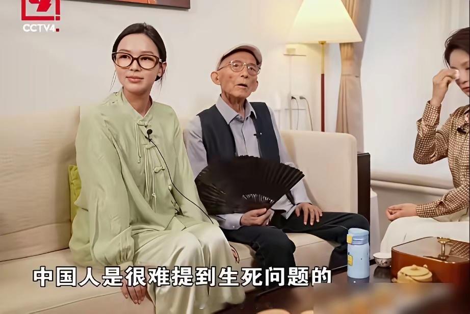 游本昌女儿说了一句死了就死了，主持人当场破防，老头就在旁边听着，一声没吭。游思涵上节目，聊起父亲的生