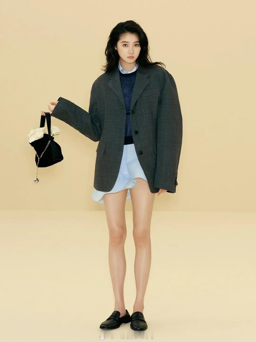 关晓彤和Prada合作的首个封面🈶️，看起来如何？​​​