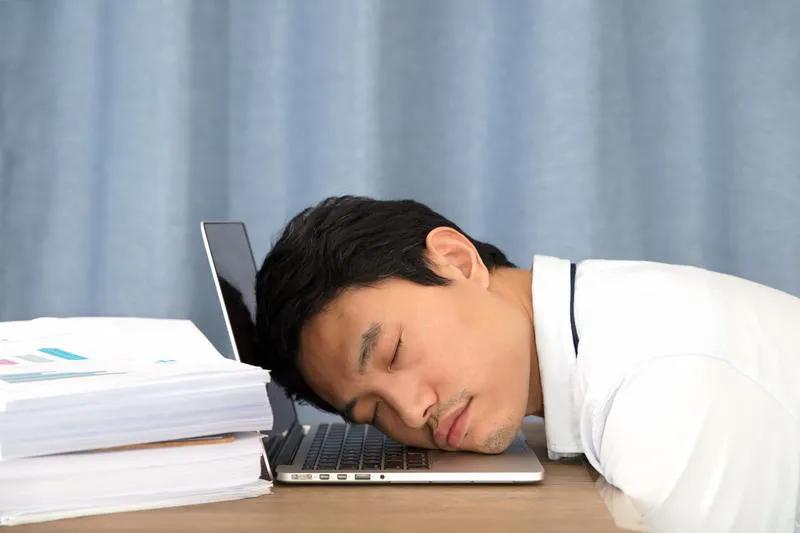 当代职场魔幻现实主义一则：领着一份薄薪，扛着两个岗位的KPI，还要听着三个领导互