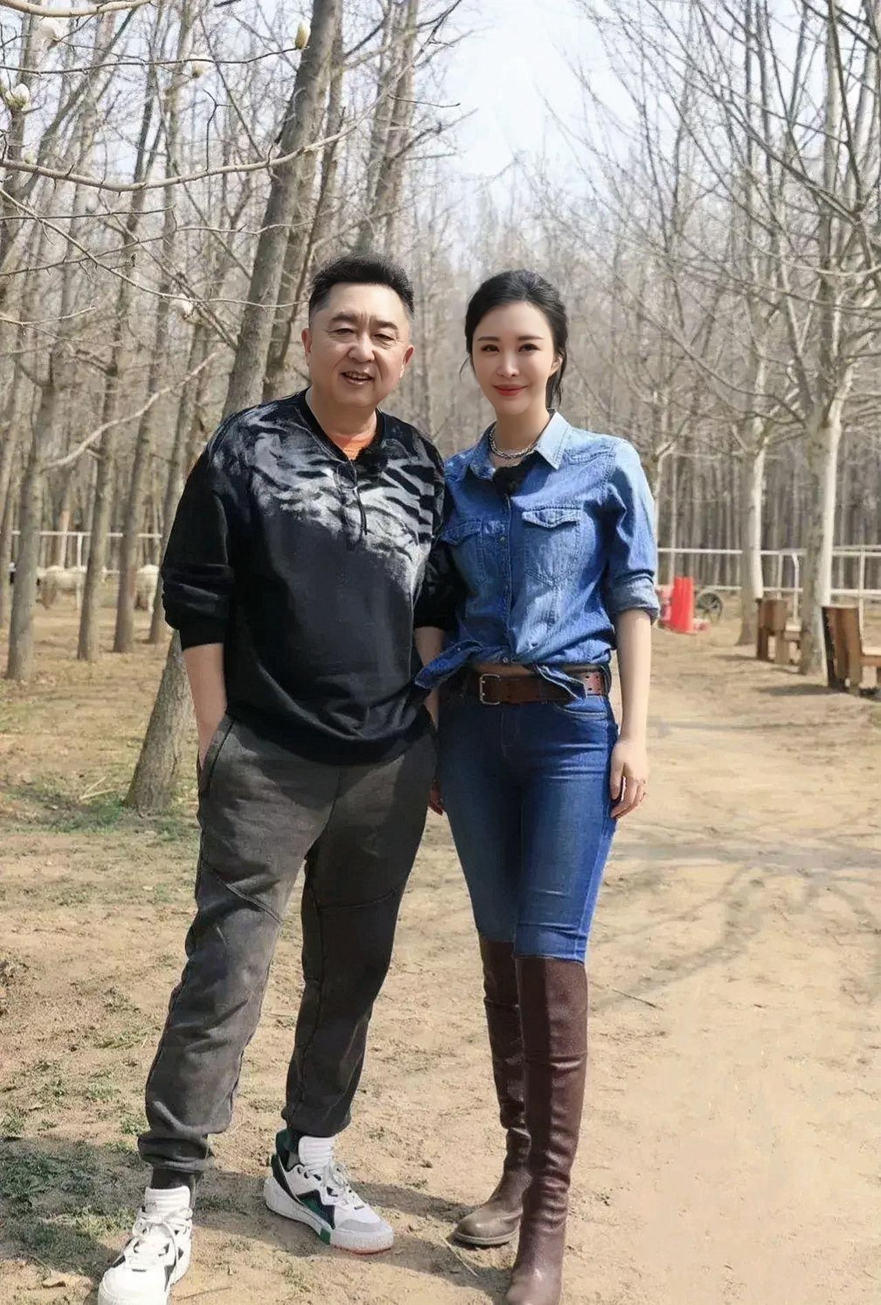 2021年秋，田朴珺去于谦的京郊私人马场，进行专访拍摄时的合影。田朴珺身穿牛