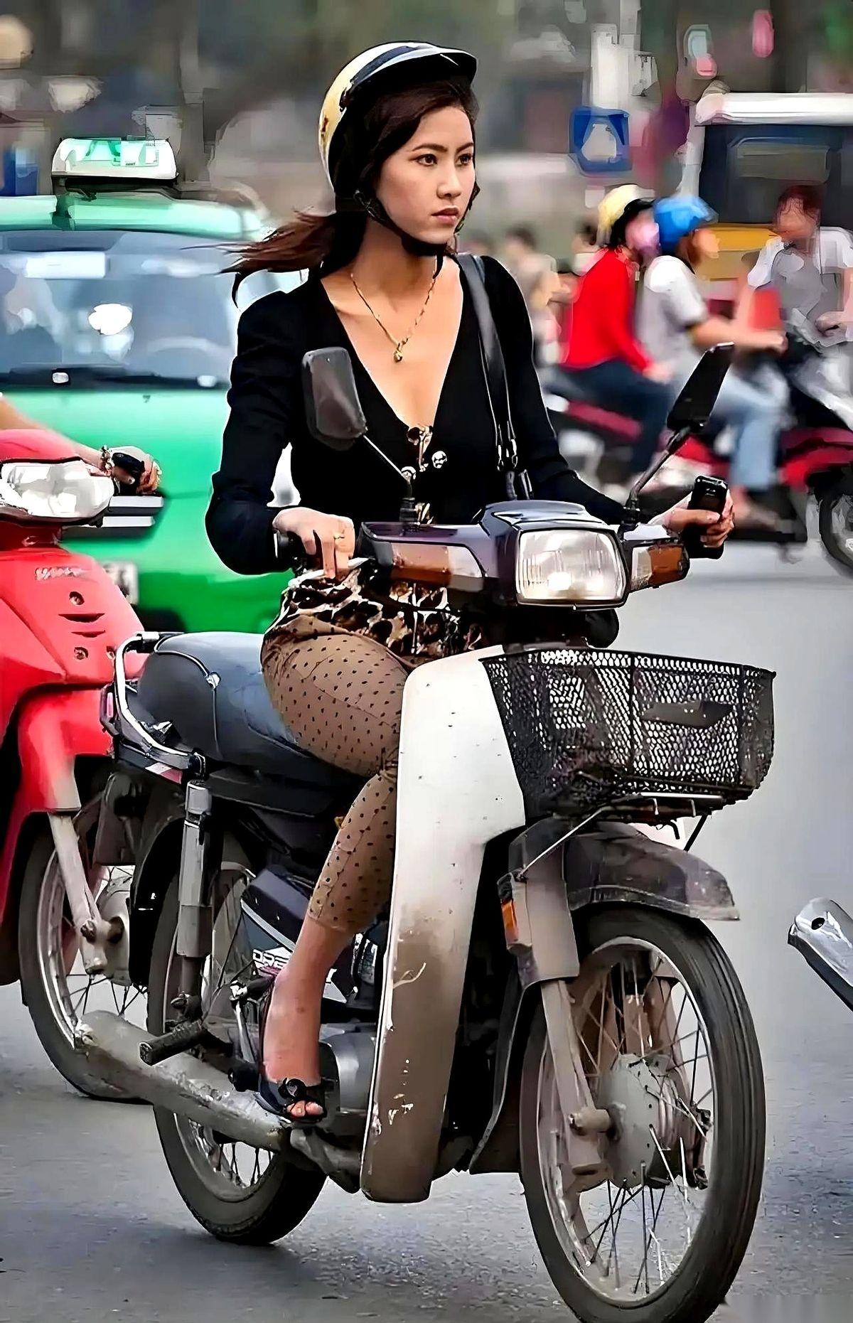 你知道吗？咱们的摩托车，曾经在越南，市场占有率是90%。90%啊！什么概念？就