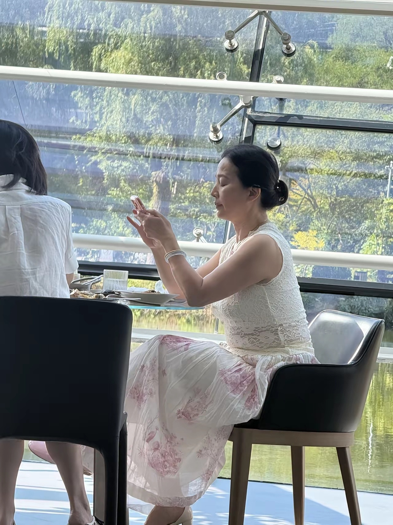 神仙姐姐的妈妈，快70了还这么优雅，说是40多岁都有人信吧，天生的美人普通人只能
