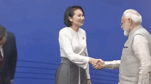 莫迪真是成了上合峰会的笑话了？同样是走出来与东道主吉尔吉斯斯坦总统夫妇萨德尔·扎