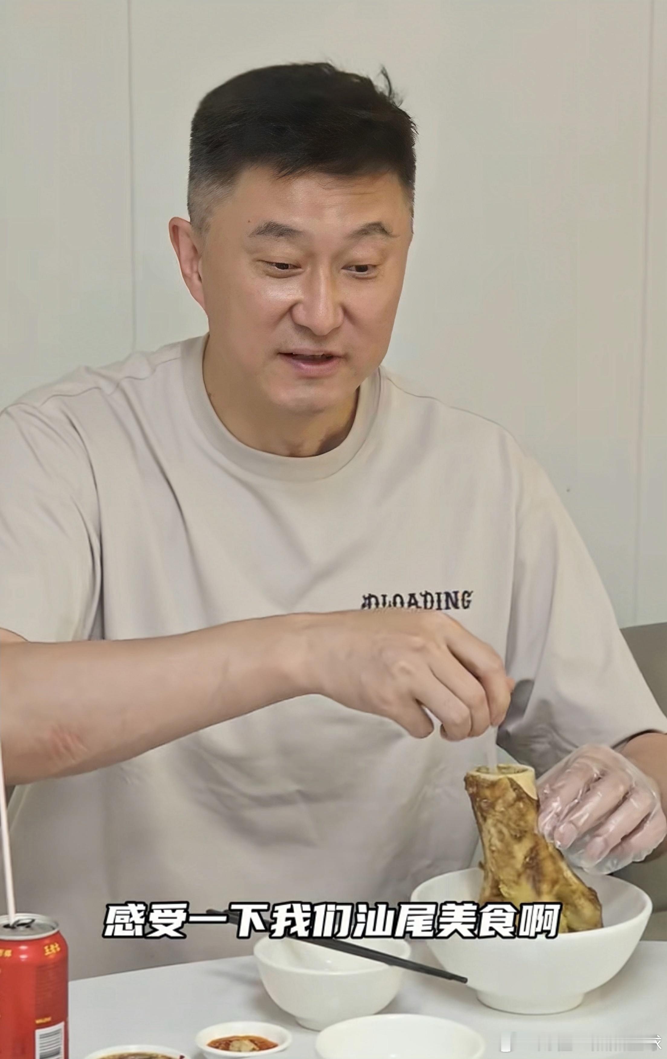 反差感拉满！杜锋第一次打卡汕尾，吃美食看粤BA，太接地气了！谁能想到，近日，平时