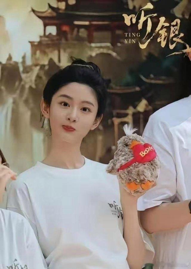 白鹿走了，于正没拦。可这背后，根本不是什么好聚好散。圈内消息透露，白鹿确定要离开公司那段时间，于正手