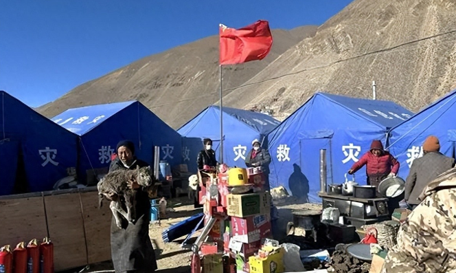 地震发生后，一位村支书往定日县送了400袋牛粪。一同带去的7辆车上，还有村民捐的