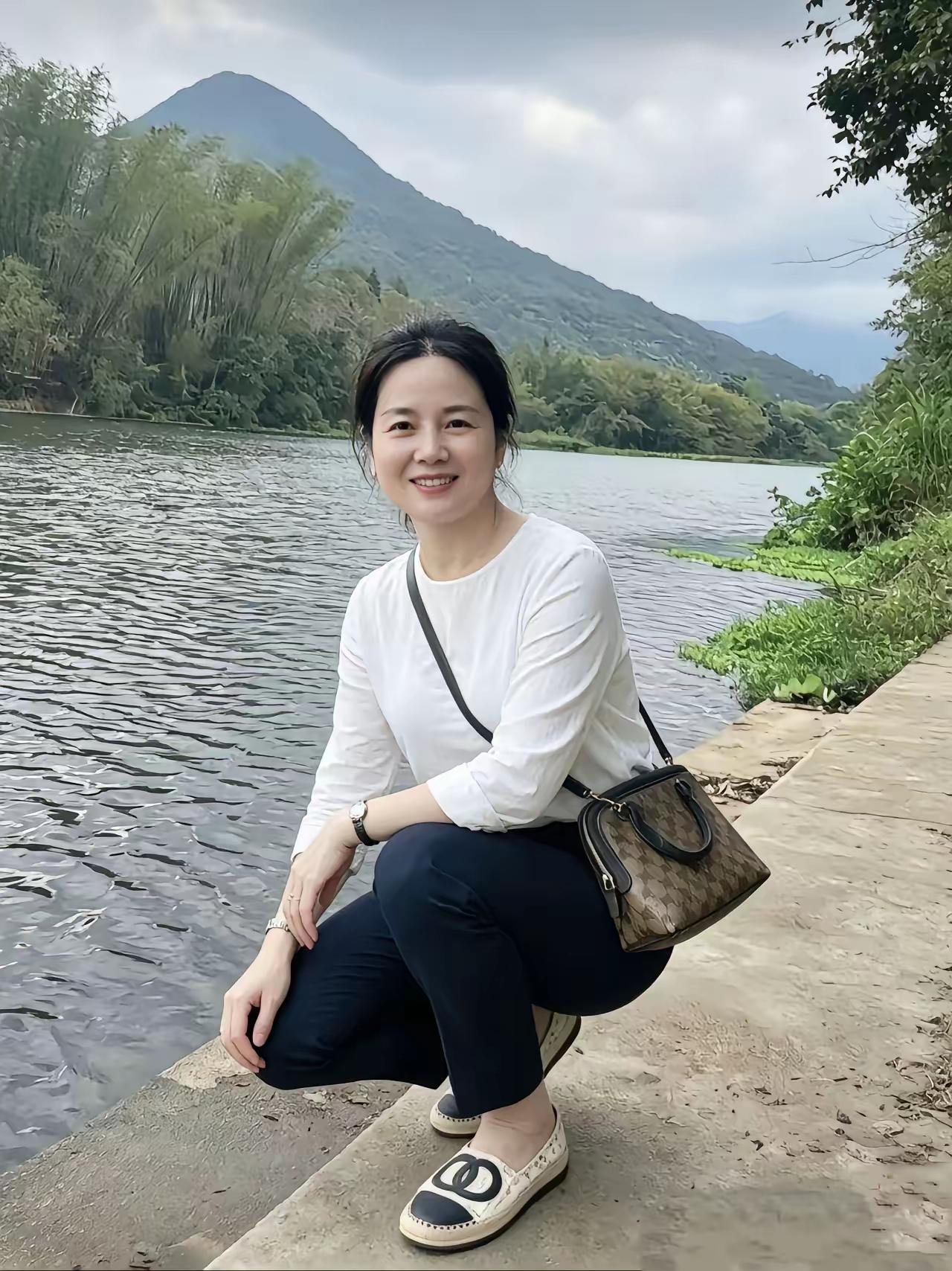 置身青山绿水之间，整个人都放松下来。人到中年，不必追求浓妆艳抹，简单干净的穿搭，