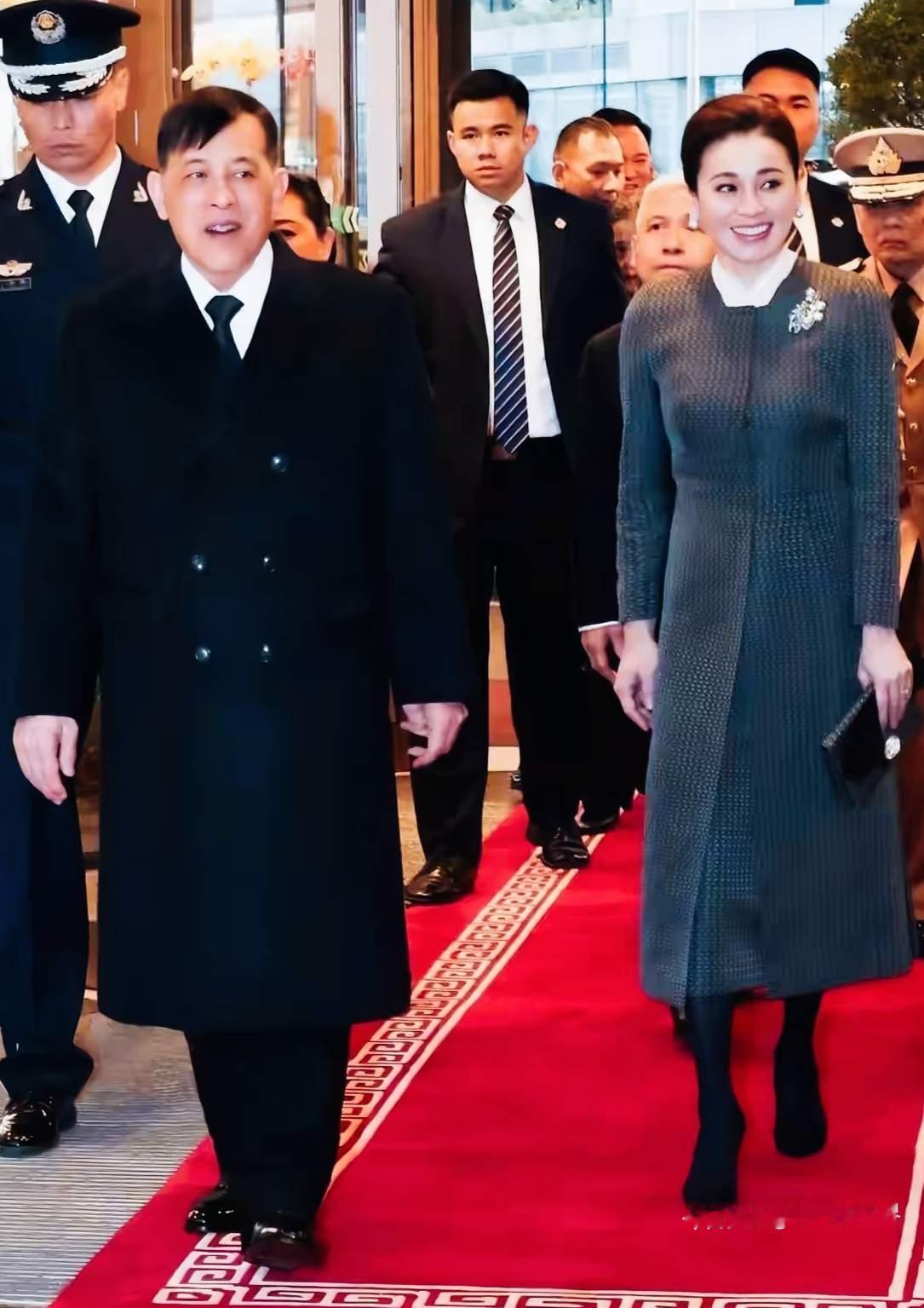 泰王顶着国丧压力带心腹访华，属实是“家里难处太多，实在等不及”了！泰国今年经济增