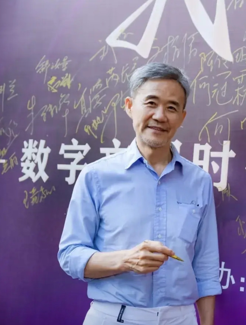 王石这个新造型是不是太油腻了？本来头顶秃秃的王石老爷子，看起来像钢铁直男。现