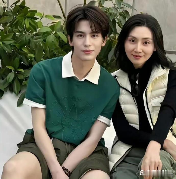 看了张凌赫和妈妈的合照才明白，张凌赫的美貌是遗传了妈妈的