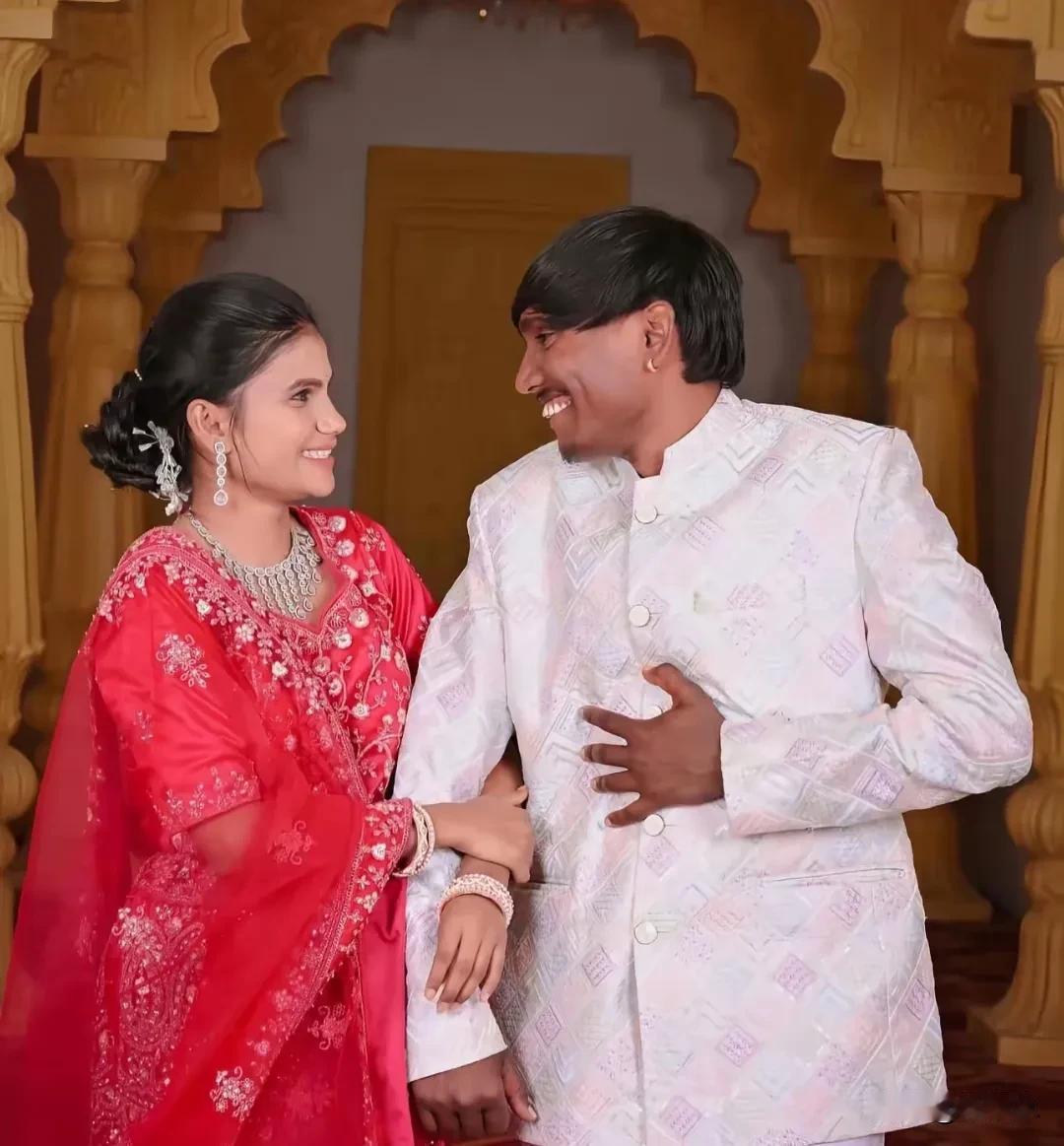 印度“贾斯汀比伯”结婚了[doge]被评为“印度最帅的男人”，粉丝见他激动到晕倒