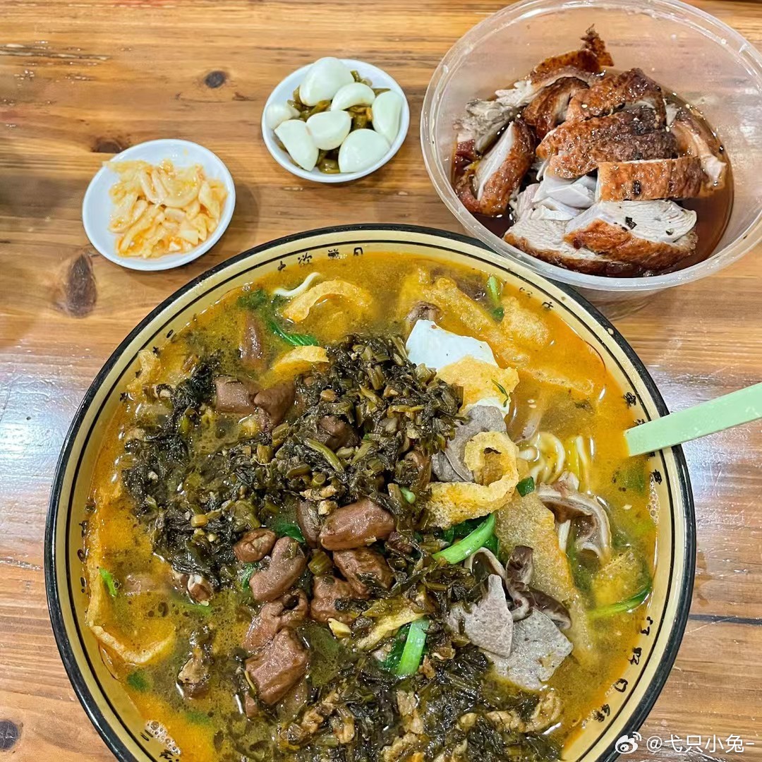 晚饭这一碗面条下肚不得胖三斤啊​​​