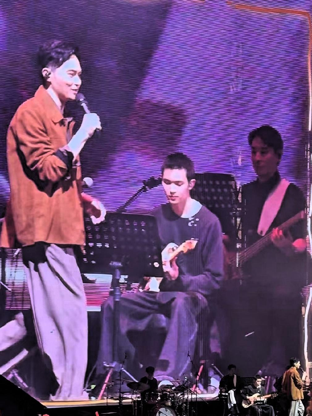 张智霖的儿子真是个帅哥胚子！他估计是整个港圈，最会遗传的星二代了吧，颜值完全不输