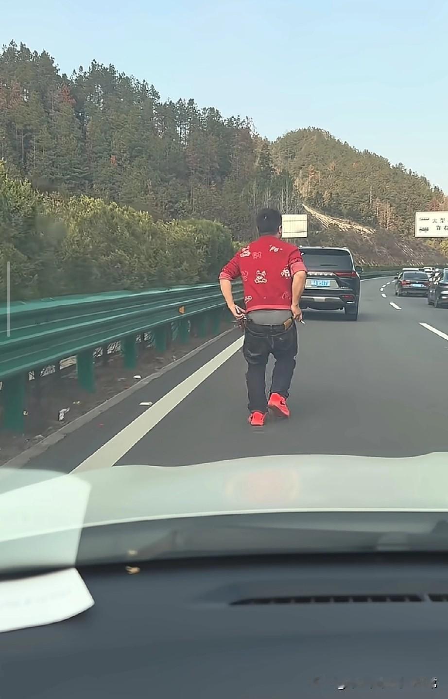 高速堵车大哥跑步裤子都快掉了！高速堵车的视频，直接给我笑不活了。前面