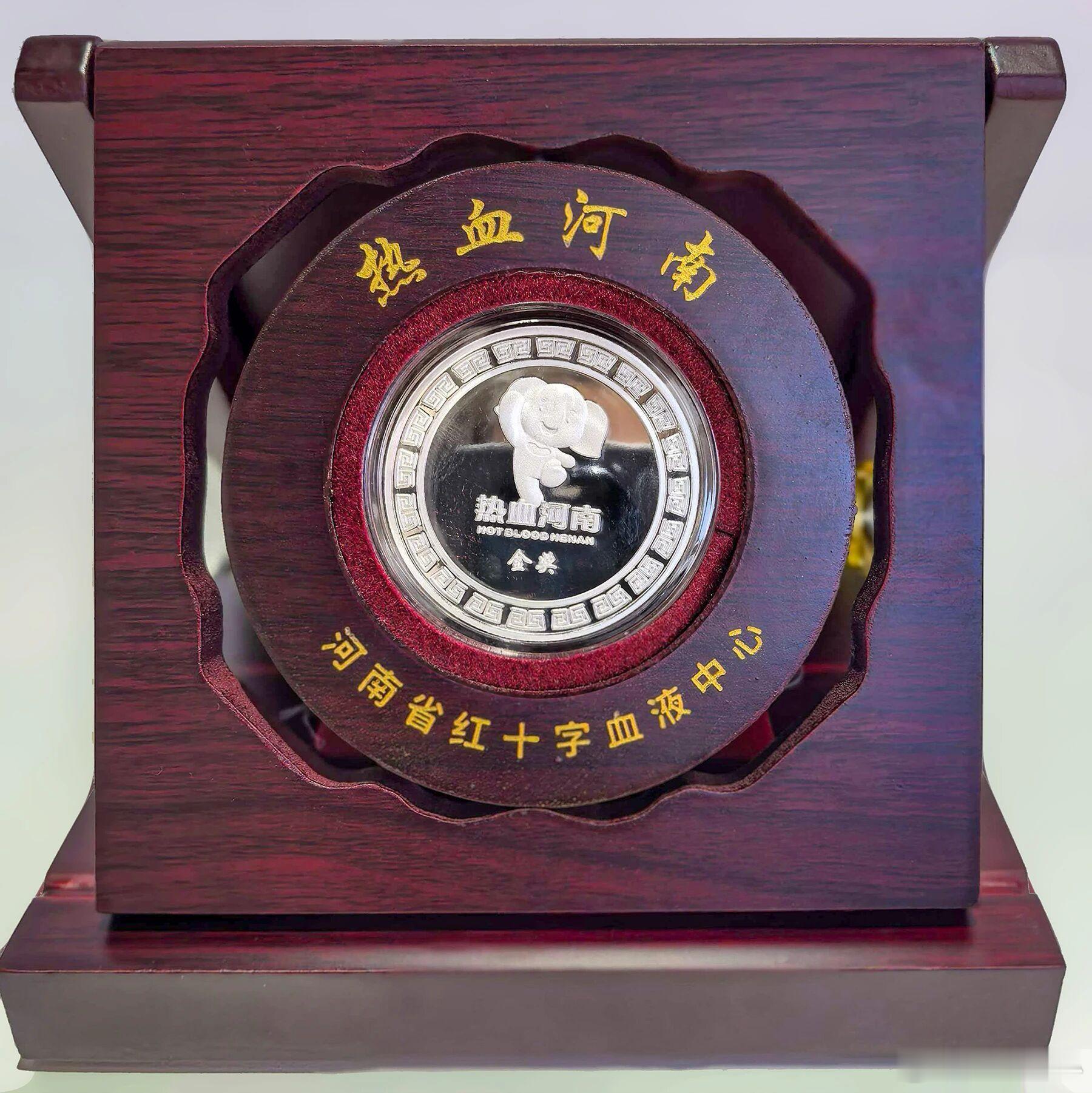 河南挺给力啊终身荣誉奖和金奖银奖铜奖递给单独做了个牛