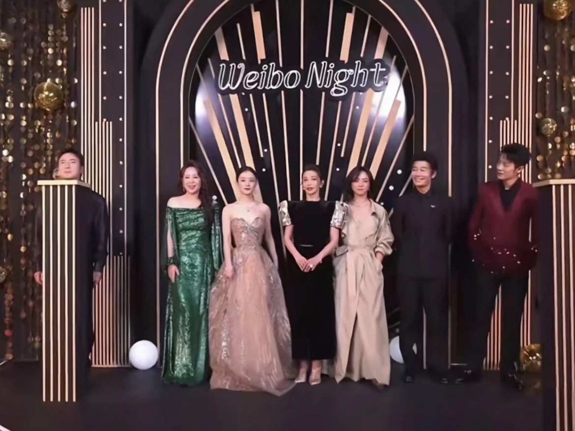 肖战：“嗯？我也要放么？”哈哈哈哈哈去年战战被沈腾搞蒙了哈哈哈，好期待今年微博之