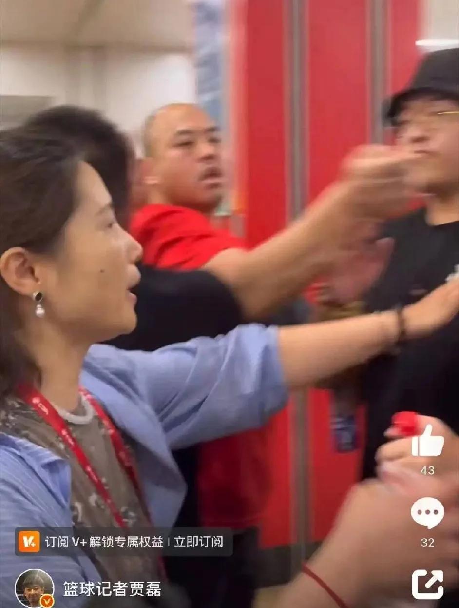 这下彻底闹大了，广厦男篮摊上事了！据北京媒体人勇方方和贾磊，上海跟队记者薛思佳