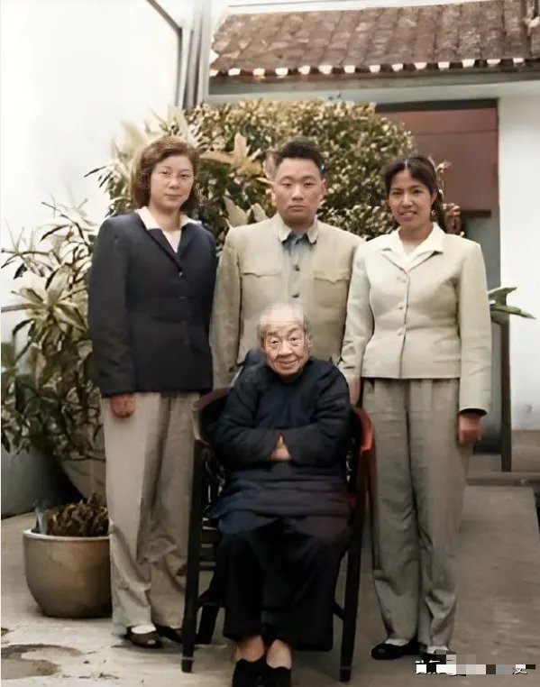 这张老照片里，坐在中间慈祥微笑的老人。她是一位伟大的母亲，更是一位英雄的母亲。她