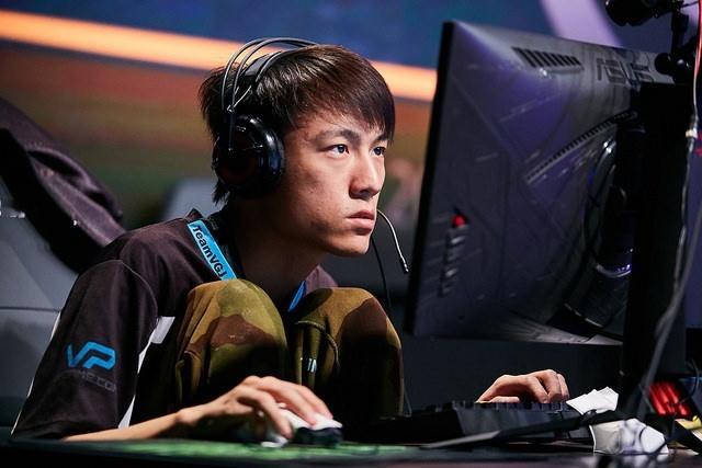 眼子聊后续直播计划称超管每天给自己压力说他线下活动不参加，线上活动不配合，这样下