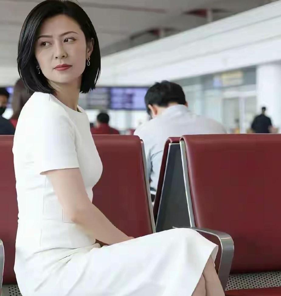 这般颜值高的女人不会有男人拒绝吧！身材好，优雅有韵味，这样的女性富有才华低调有